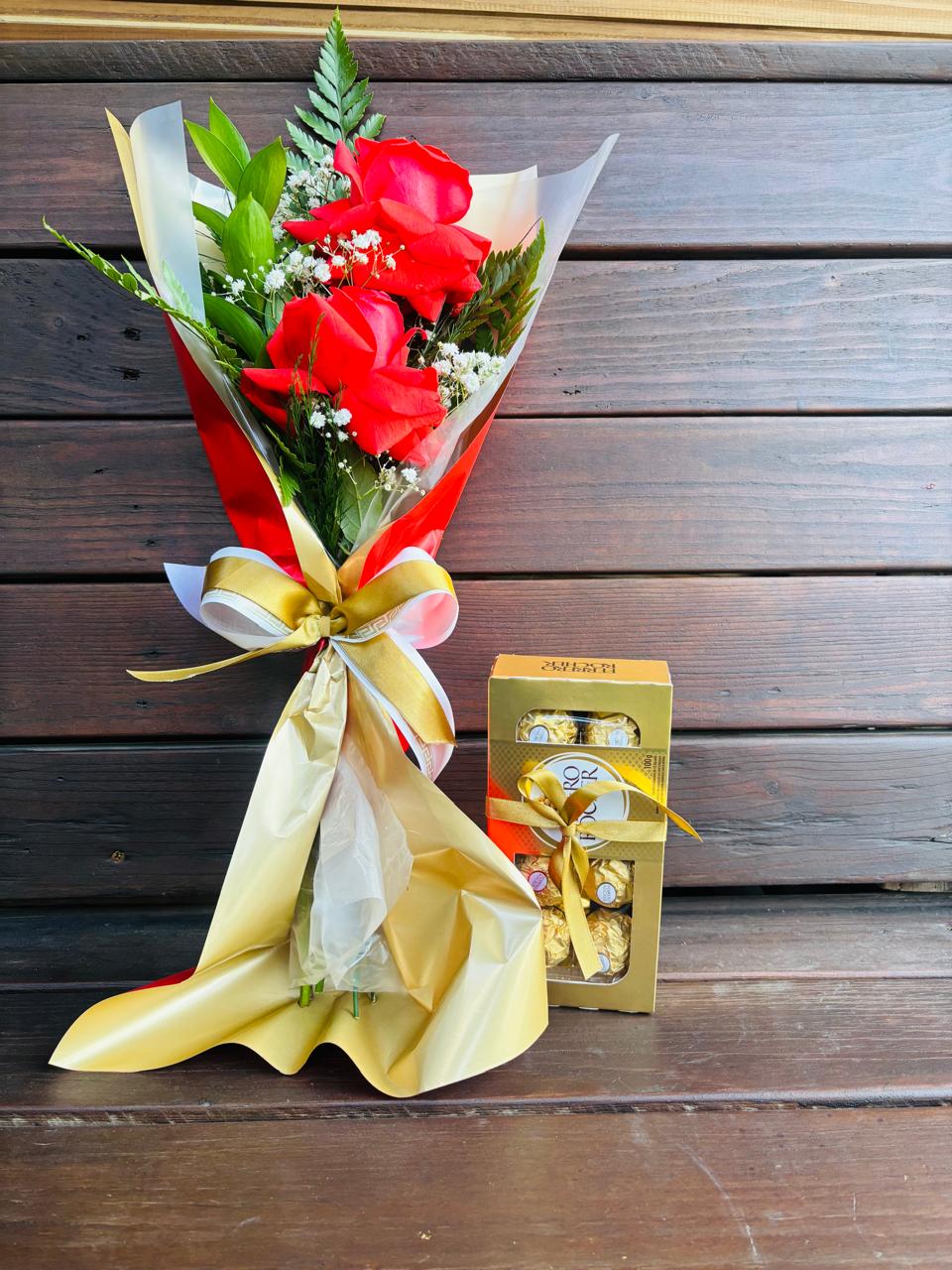 ramalhete 02 rosas vermelhas com ferrero rocher