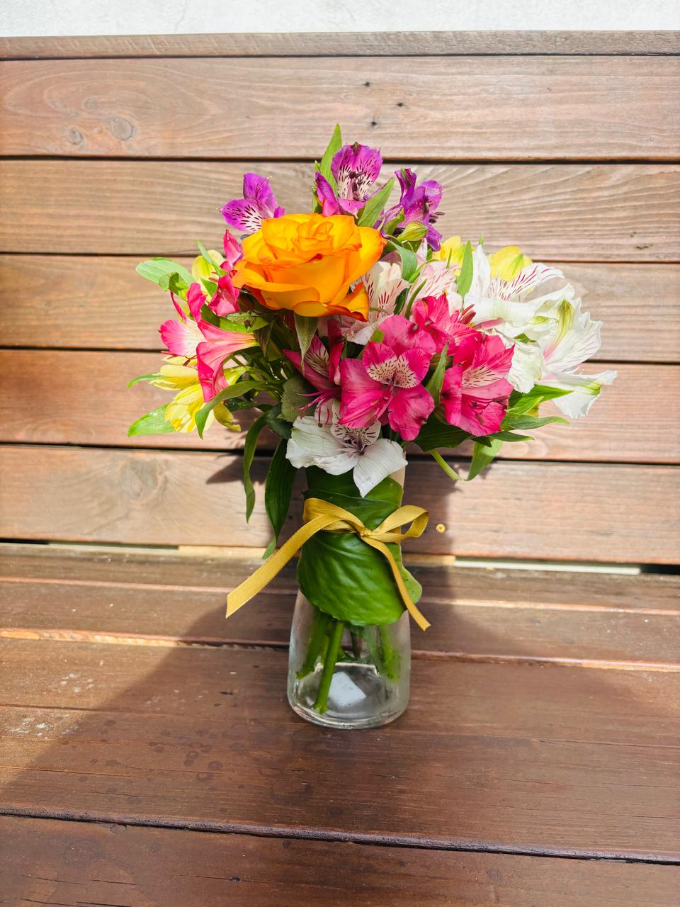 arranjo em vaso de vidro