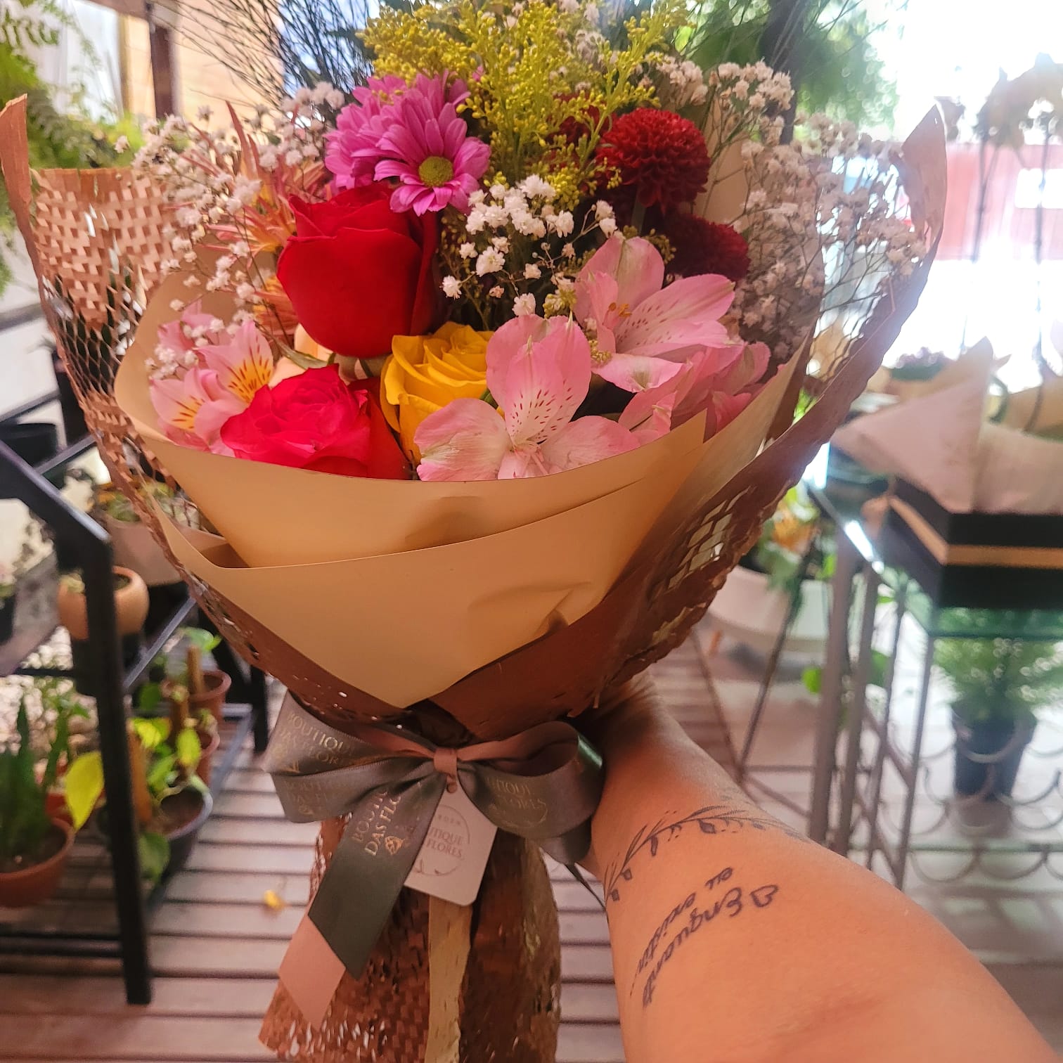 buque misto com rosas vermelhas