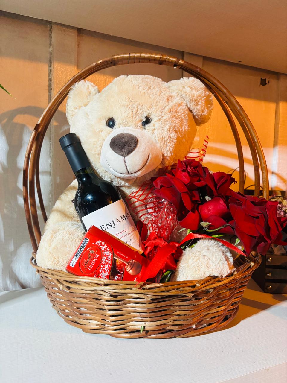 cesta premium com pelucia vinho rosas