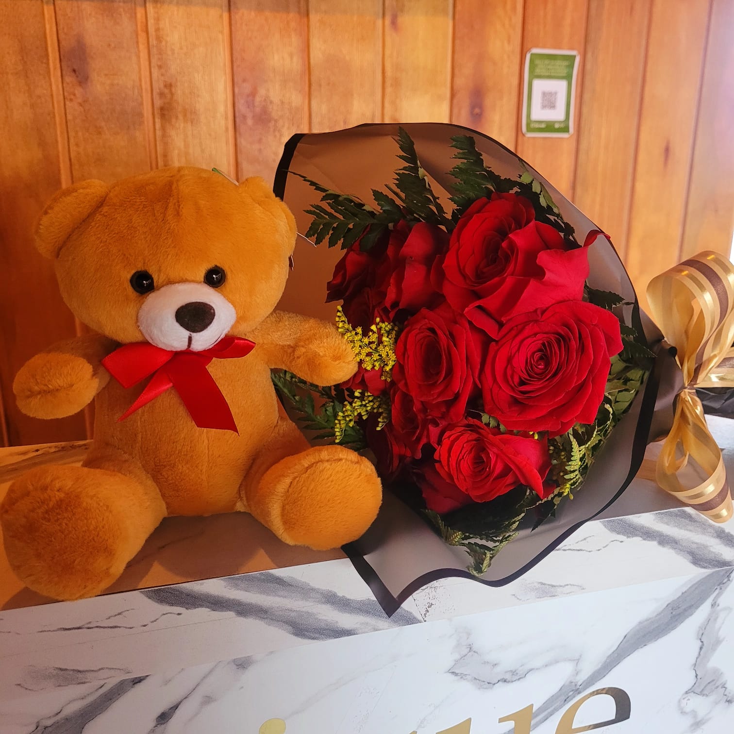 buque de 12 rosas com pelucia