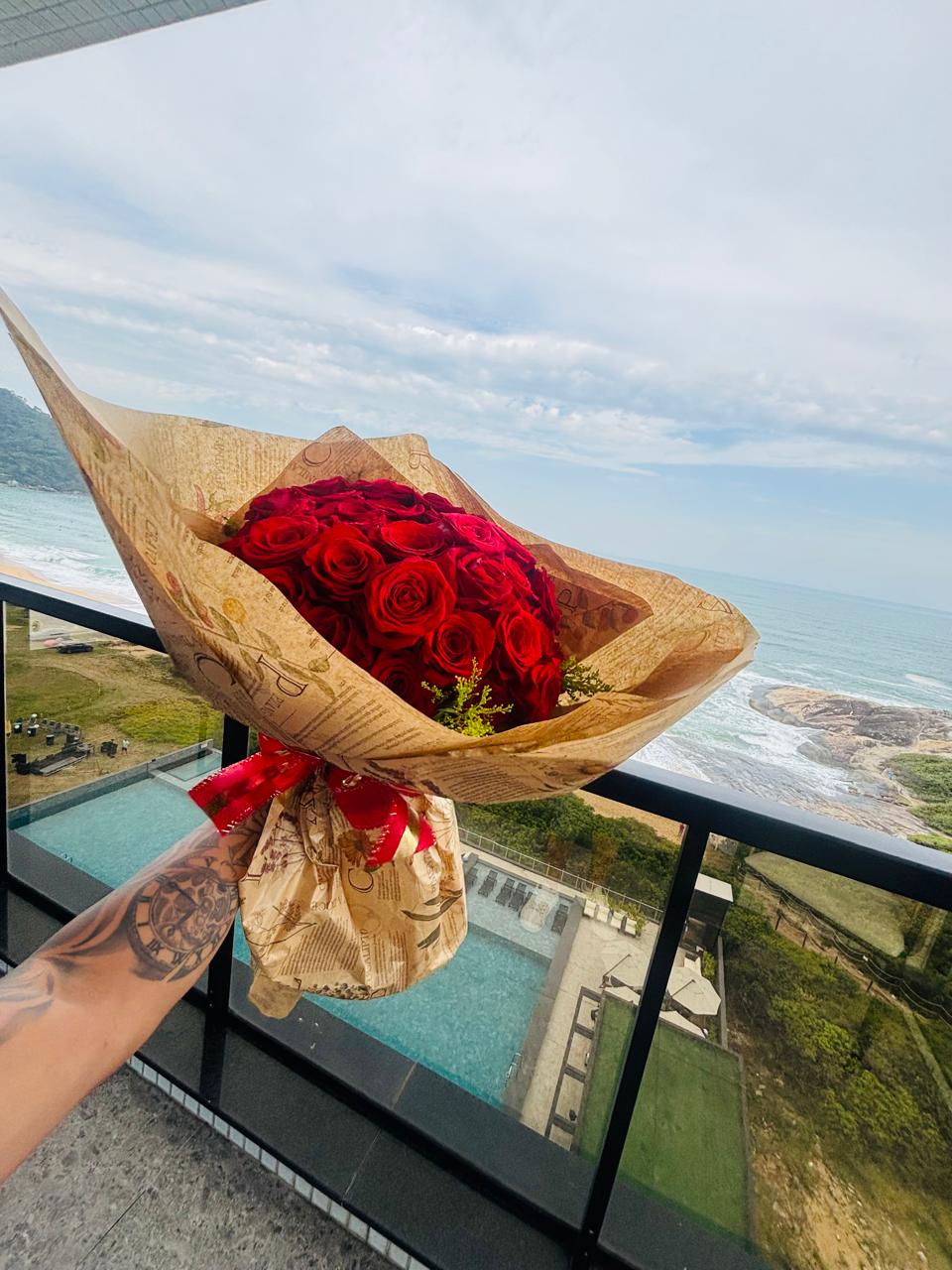 buque 60 rosas vermelhas importadas