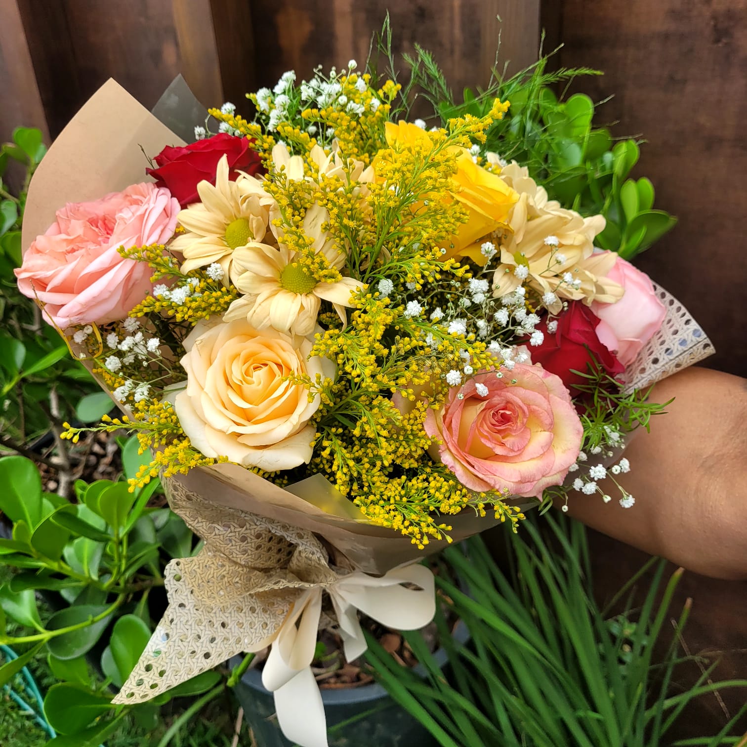 buque de rosas e flores do campo