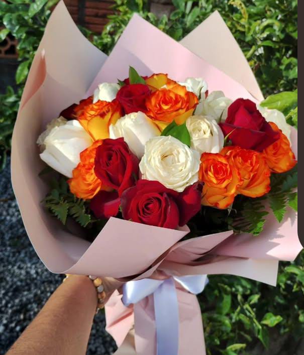 buque de rosas coloridas