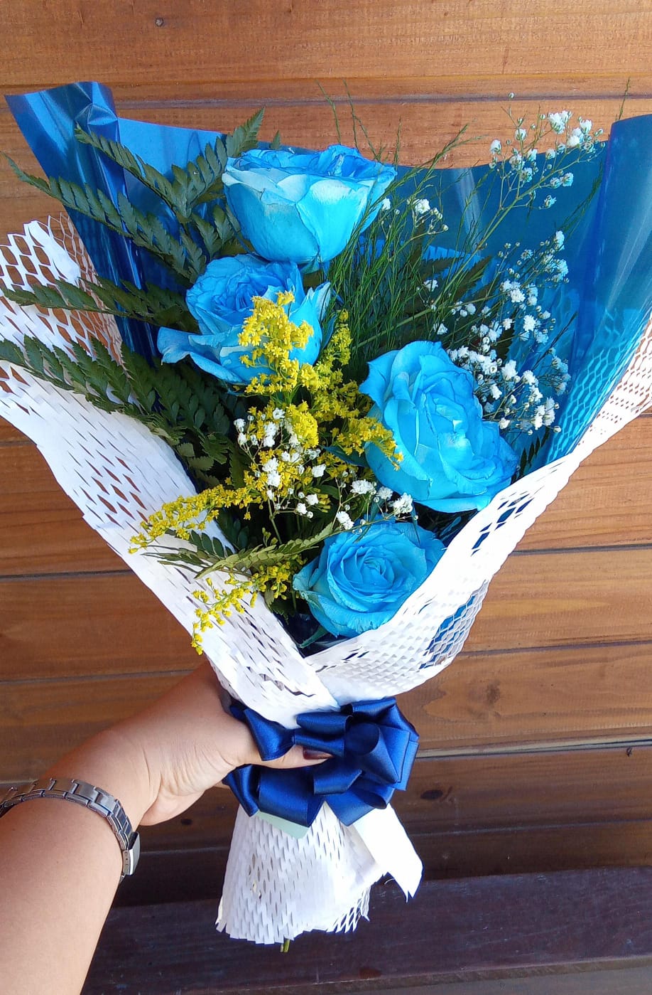 ramalhete 04 rosas azuis decoradas